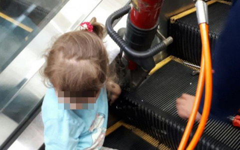 События в стране: четырехлетней девочке зажало руку в эскалаторе