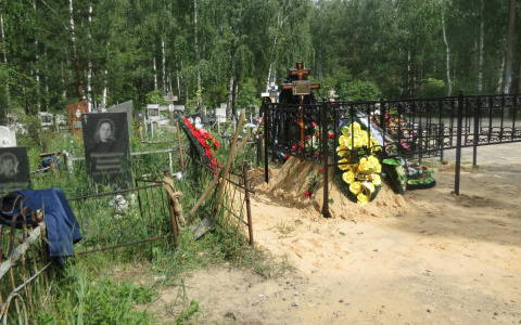 Неизвестные украли ограду с могилы на кладбище в Кировской области