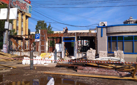 В центре начали разбирать одну из первых закусочных в Кирове