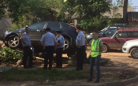 В Кирове полицейский на иномарке, чтобы избежать ДТП, вылетел на тротуар и снес забор