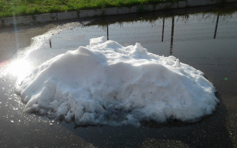 В Кирове в +26 на тротуаре заметили сугроб