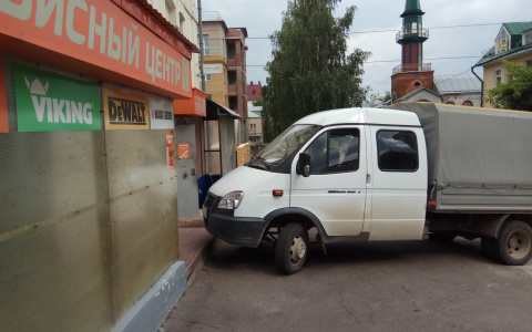 На улице Труда спилили новые бордюры