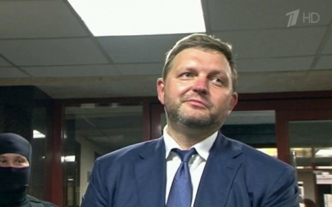 Белых привезли в здание суда в сопровождении конвойных и ротвейлера