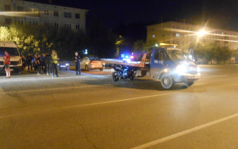 В центре Кирова водитель на мотоцикле Yamaha влетел в эвакуатор