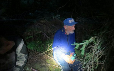 Кировские волонтеры вынесли на руках заблудившегося в лесу мужчину