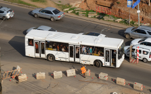 На Воровского автобус запутался в проводах