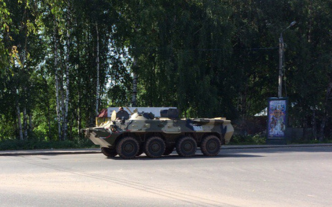 По Кирову проехал БТР в сопровождении полицейских