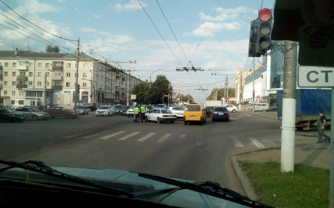 Что обсуждают: падение ребенка с высоты второго этажа и авария у ЦУМа