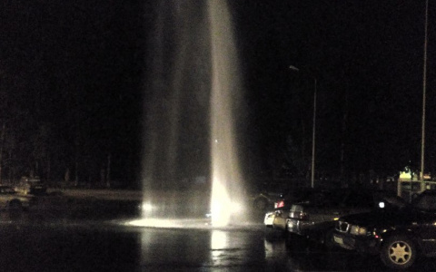 Ночью на Московской из асфальта забил фонтан