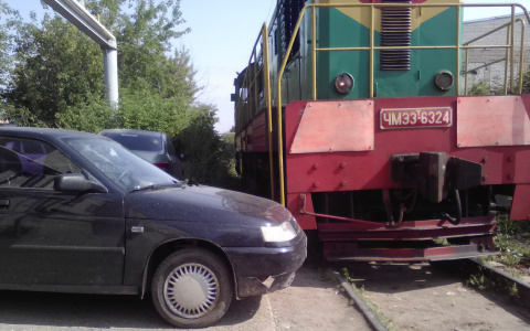В Кирове поезд не смог проехать из-за неправильной парковки авто