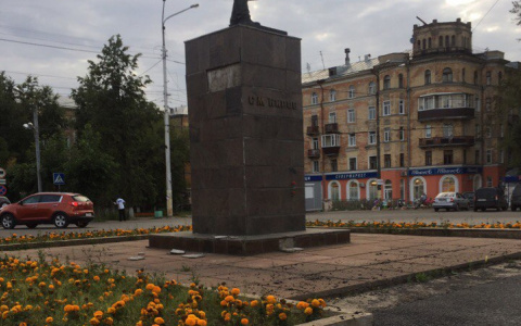На площади Лепсе разваливается памятник Сергею Кирову