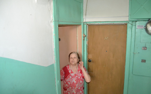 «Черви ползли из розеток»: жители дома на Чапаева страдают из-за одной квартиры