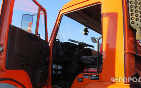 В Санчурском районе пьяный работник угнал КамАЗ и улетел на нем в канаву