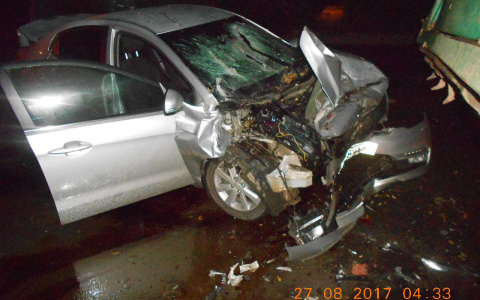 Ночью у «Алых парусов» Kia влетела в стоящий КамАЗ