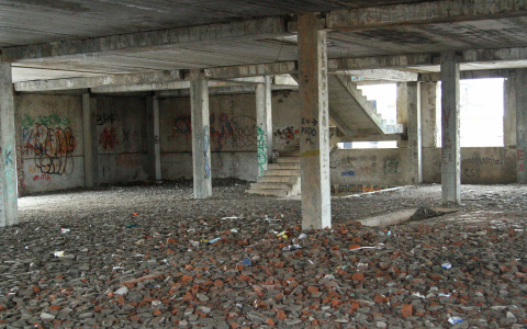 В Котельниче девочка упала с 5 этажа заброшенного дома