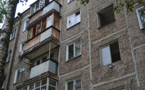 В мэрии рассказали, когда в доме на Чапаева исчезнет трупный запах и черви