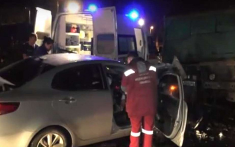 Водитель, засмотревшийся на ДТП на Октябрьском, въехал в скорую