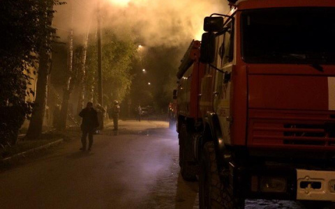 42 спасателя тушили ночной пожар на улице Мопра