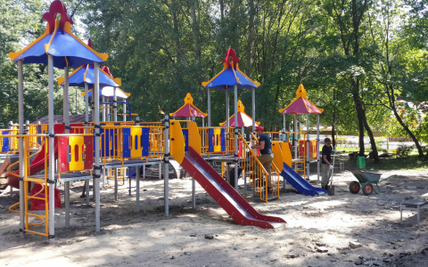 В Кирове на детской площадке ребенок проткнул веко проволокой