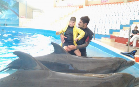 Благодаря дельфинам девочка из Кирова научилась смеяться, плакать и понимать речь
