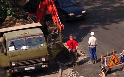 На Милицейской раскопали асфальт, который положили несколько дней назад