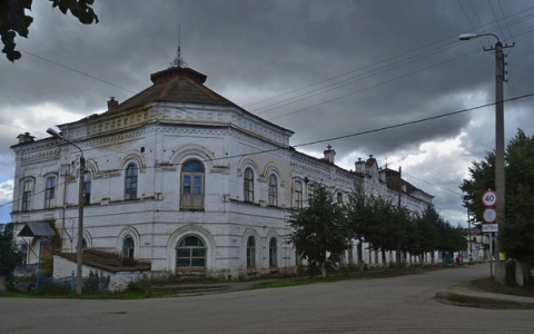 В Нолинске здание школы отдали под продуктовый магазин