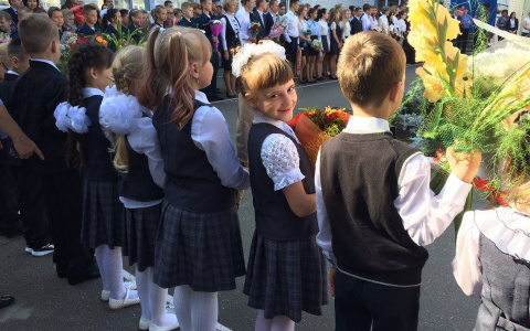 Фоторепортаж: в школах Кирова прошли торжественные линейки