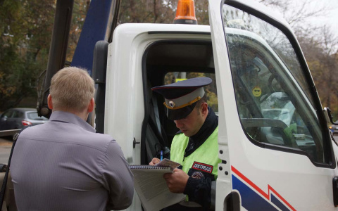 Вечером с улицы Милицейской эвакуируют припаркованные авто