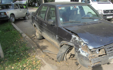 На улице Левитана водитель на иномарке влетел в ВАЗ и убежал с места ДТП