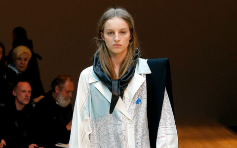 Французский дизайнер выпустил плащ с картой Кировской области