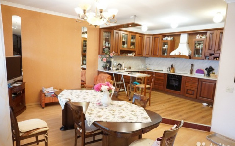 Сантехника змеиной расцветки, золото и летний сад:  34 фото самых дорогих квартир в Кирове