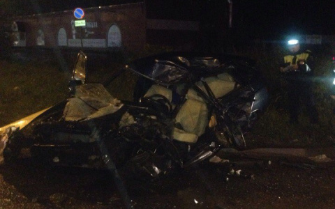 В Кирове "Лада" превратилась в груду металла после столкновения с КамАЗом