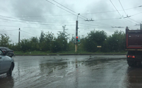 Кировские водители жалуются на пробки из-за нового светофора на Луганской