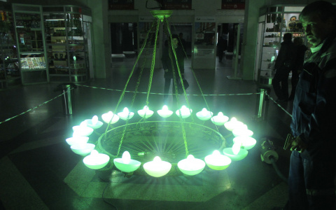 На кировском железнодорожном вокзале помыли 200-килограммовую люстру