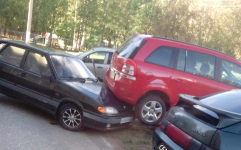 В Радужном внедорожник приземлился на капот отечественной легковушке