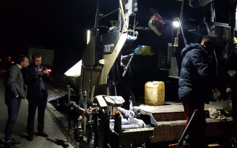 Во время ремонта дороги Киров - Русское сломался асфальтоукладчик