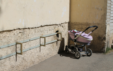 В Кировской области женщина оставила под дождем коляску с младенцем