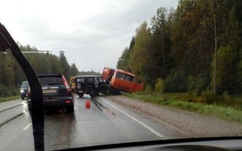 На въезде в Киров КамАЗ вылетел с дороги после столкновения с УАЗом