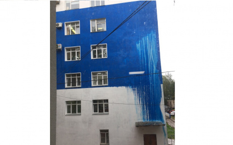 В Кирове дождь смыл краску с фасада областной больницы