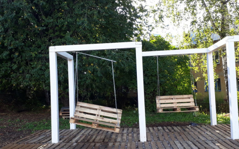 В Кирове вандалы доломали пианино в парке и испортили качели в новом сквере