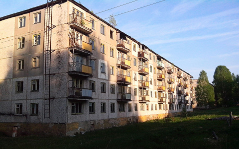 Репортаж из заброшенного города в Кировской области: "В ванной до сих пор висит постиранное белье"