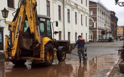 Тракторист вымыл свой транспорт на пешеходной улице в Кирове