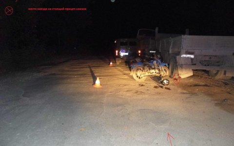 В Кировской области 22-летний мотоциклист врезался в прицеп КамАЗа и погиб