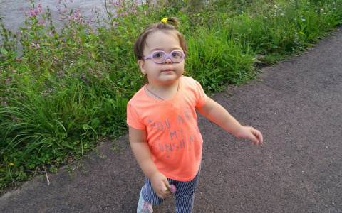 Родители 2-летней Марьяны передали сумму, собранную на лечение их дочери, другим детям