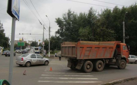 На улице Воровского в Кирове КамАЗ сбил пенсионера
