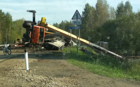 Около моста через Пагинку рухнул автокран