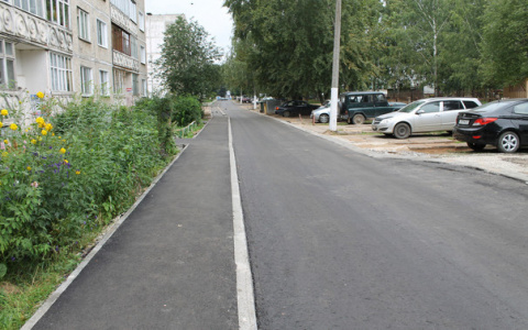 Новый асфальт в одном из кировских дворов уже потрескался