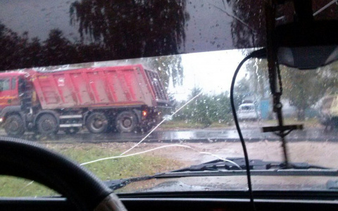 Очевидцы: "Асфальт на дороге Киров - Русское укладывали в дождь"