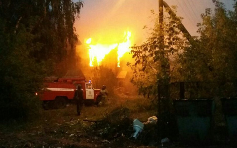 В Нововятске сгорел дом: на место ЧП выезжали 10 пожарных расчетов