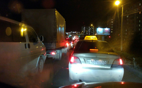 Вечером в новом микрорайоне Кирова вспыхнул асфальтоукладчик